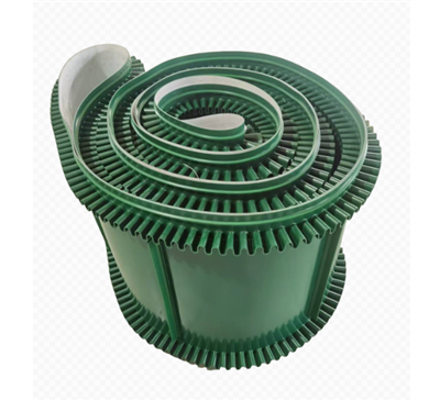 Correia transportadora de PVC verde com defletores e listras de guia para indústrias de manuseio de materiais